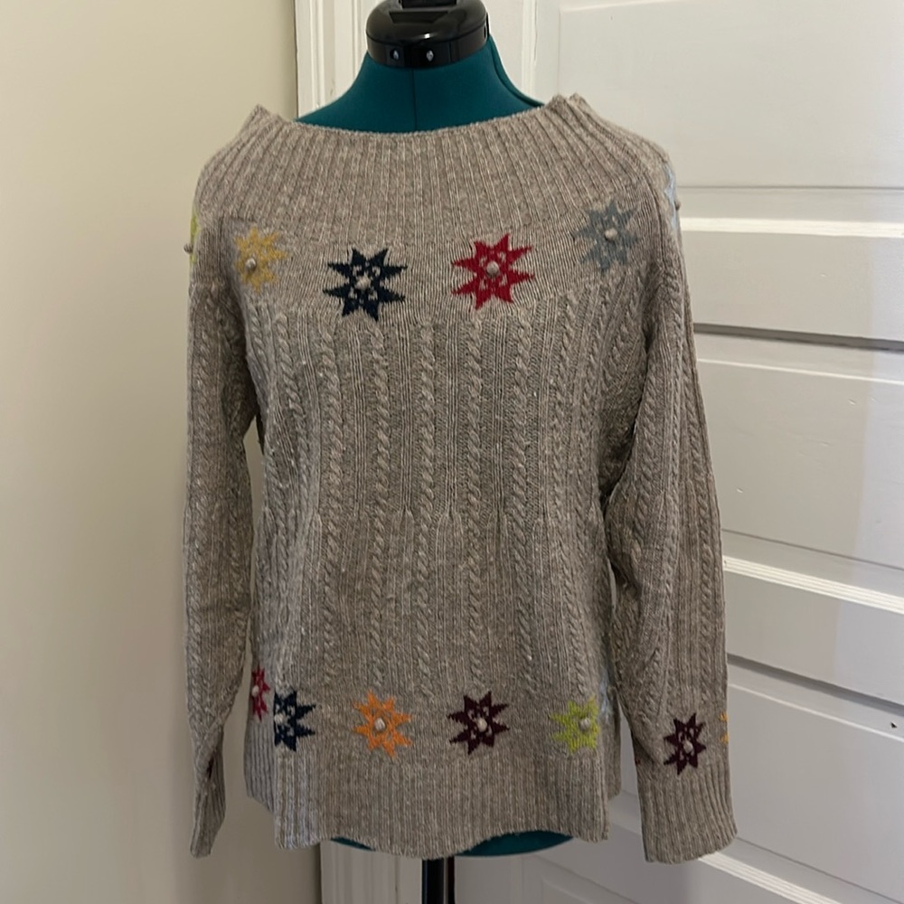 Sundance wool sweater with star flower detail. Tan gray. Large.
